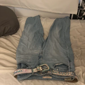 levis jeans - säljer dom för dom är lite för små för mig, storlek 30 (de är baggy jeans). de är en liten röd fläck vid gylfen men de syns knappt nypris 1000 kr