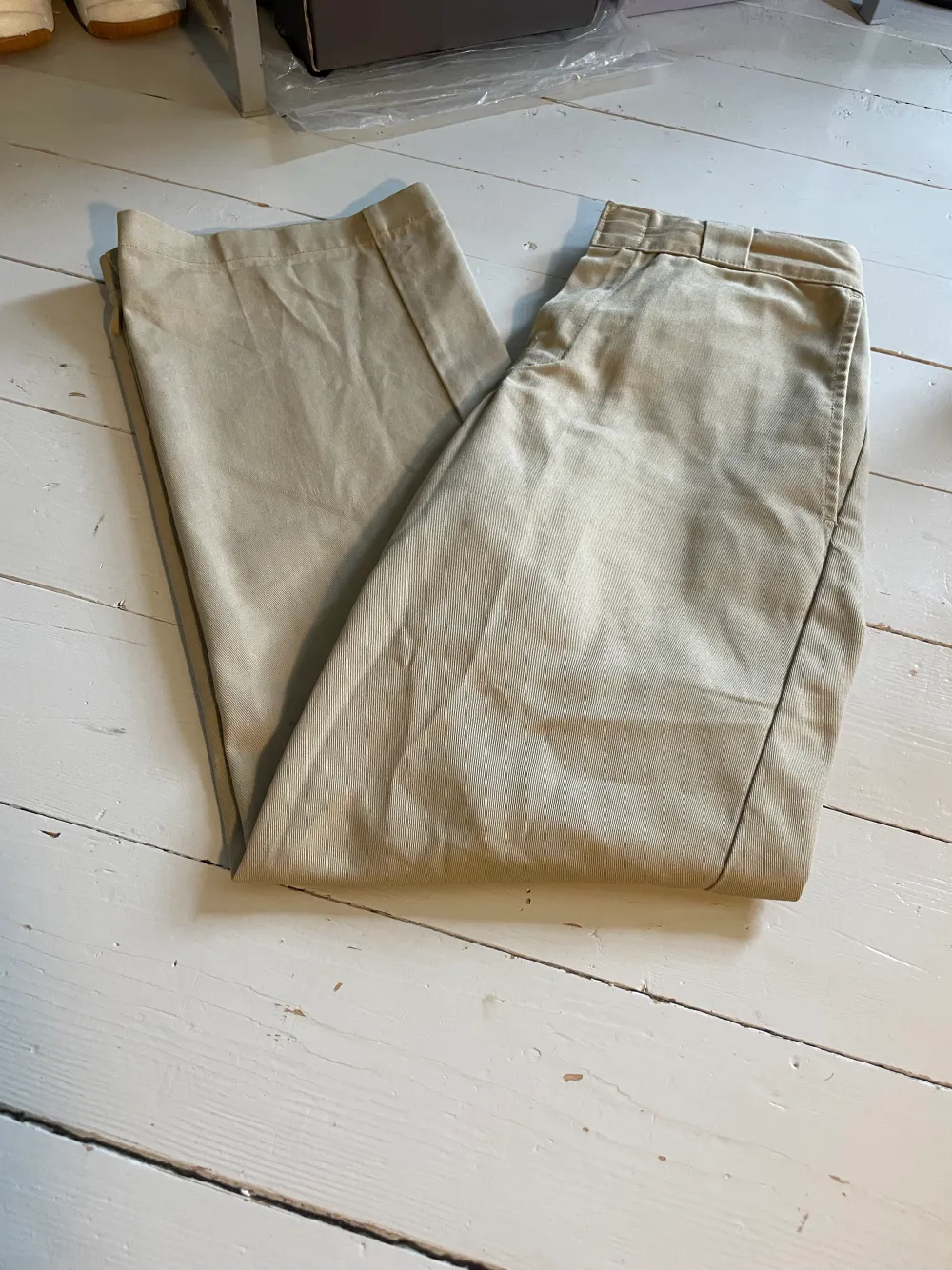 Dickies byxor sand beige,  original fit, lite små men nästan inte synliga fläckar vet inte fall dem går bort i tvätten ( andvända i andvändt skick ) . Jeans & Byxor.