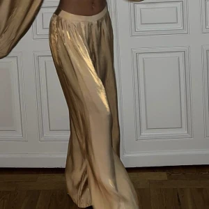 Byxor - Byxor del av set, guldiga byxor i palazzo modell. Uppsydda för att passa 160-165 lång människa