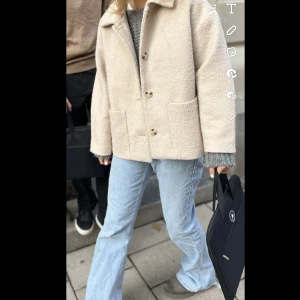 Monki Jacka - Utsåld och populär kort kappa från monki till hösten. Storlek L! 