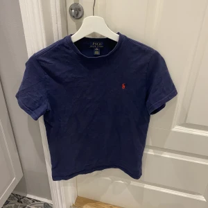 Ralph lauren T-shirt  - Tjena, nu säljer jag min feta Ralph lauren t-shirt😀 Tröjan är självklart äkta. Skicket på tröjan är är 8/10. (Barn storlek) Om du har någon fråga så får du gärna höra av dig/ mvh Hugo😁