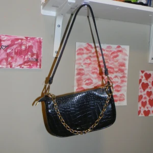 Liten väska - Fin väska i krokodilmönster med en guldkedja, inga defekter men den är lite smjtsig inuti (inget som stör) Välj gärna köp nu💕
