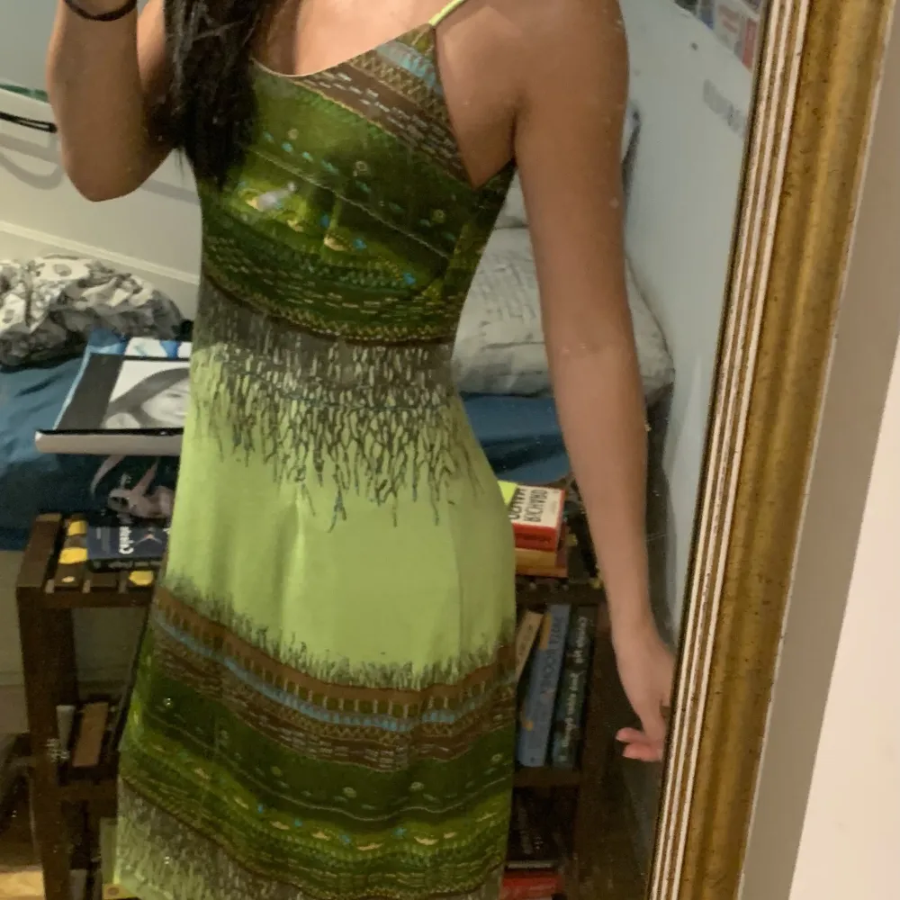 Jättesöt grön klänning med olika mönster, tidigare köpt på second hand, jag är 160 å den går någon decimeter över mina knän🌷. Klänningar.