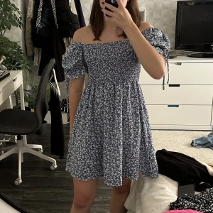 Klänning  - Blå blommig klänning från SHEIN i stl S/M.  Jättefin klänning men säljer pga att den inte passar.