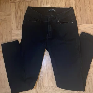 Louis Vuitton byxor - Äkta Louis voitton byxor! Säljer då jag inte har haft användning av dom.vet inte vad jag ska lägga dom på då jag fick dom av min moster så pris kan diskuteras