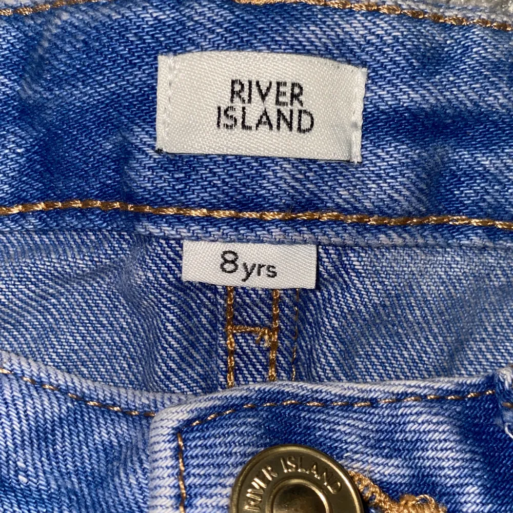 Säljer nu denna superfina blåa jeanskjol. Den är ifrån River island och i storlek 8år men skulle säga att den passar 9 & 10år också. Säljer av skäl att den inte kommer till användning. Super bra skick. Den går att spänna åt i midjan. Pris kan diskuteras❤️.. Kjolar.