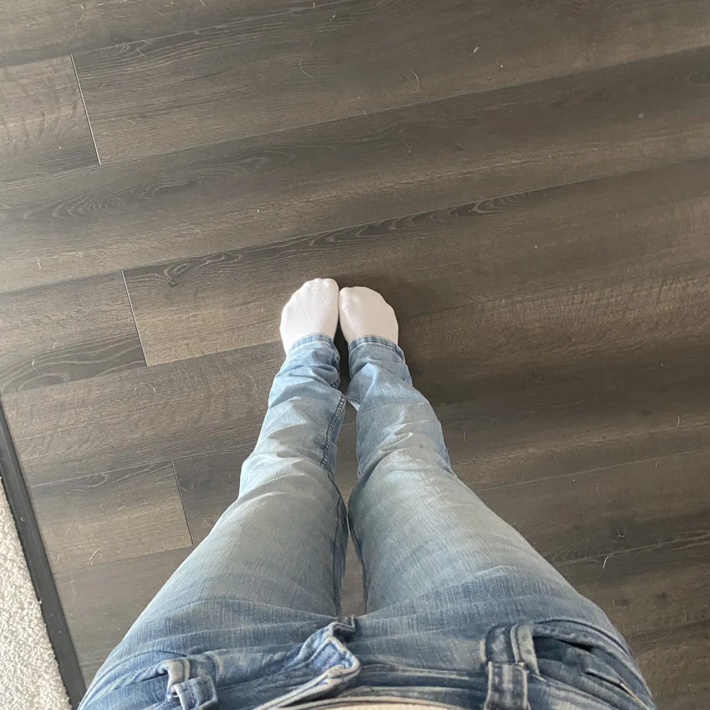 Säljer dessa lågmidjade jeans ifrån pepe jeans då de knappt kommer till användning💗 vet tyvärr ej vilken modell det är❣️pris kan diskuteras!. Jeans & Byxor.