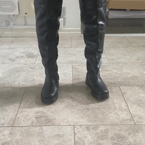 Overknee stövlar från Asos  - Helt nya overknee stövlar från asos. Köpta för 700. Säljes för 350 ink frakt.