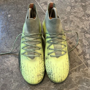 Fotbollsskor  - Fotbollsskor i storlek 37.