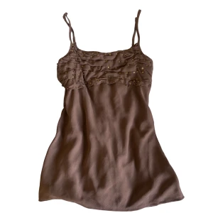 Paljett linne  - Brunt paljettlinne med justerbara band. Kontakta vid intresse <3