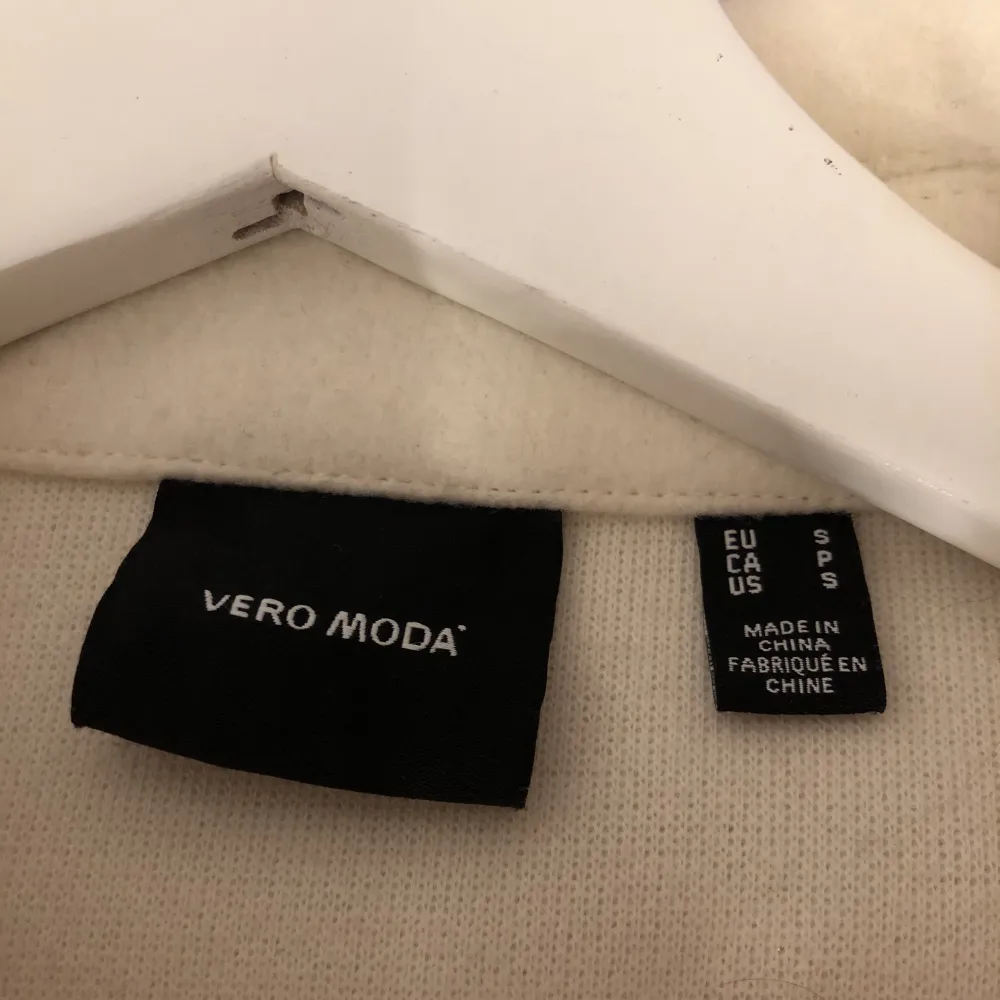 Ljus beige Kappa från Vero Moda i storlek S . Jackor.