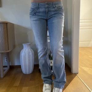 Lågmidjade only jeans - Säljer dessa såå snygga Lågmidjade only jeans! Dom är insydda hos skräddare i midjan och är en storlek 38 nu!