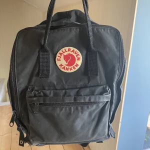 Fjällräven Kånken Ryggsäck  - En jättesnygg fjällräven ryggsäck som tyvärr inte kommer till användning. Ryggsäcken är väl omhändertagen och har inte defekter. Den är svart och är i normal size. 