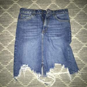 Säljer jeans kjol med hål. Har använt några gångee men ändå i bra skick. TRYCK INTE PÅ KÖP KNAPPEN