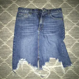 Säljer jeans kjol med hål. Har använt några gångee men ändå i bra skick. TRYCK INTE PÅ KÖP KNAPPEN