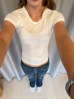Tight t shirt  - Vit tight t shirt från Gina tricot! Nödvändigt några få gånger och är i jättebra skick!🤍 ordinarie pris är 179!