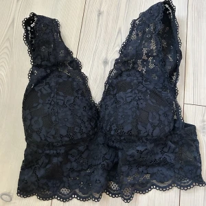 Spets topp - Spetstopp/Bh i storlek S, använd fåtal gånger. 