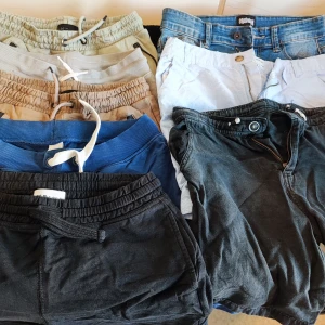 Shorts och byxor - Storlek 146/152  8 par shorts. 7 par byxor.  Allt i fint använt skick. Vissa plagg är endast testade medans andra är lite mer använda :)