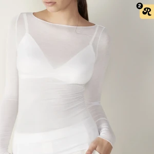 Intimissimi tröja - Säljer min vita intimissimi Kashmir tröja använd 1 gång inga defekter, säljer då den inte kommer till användning