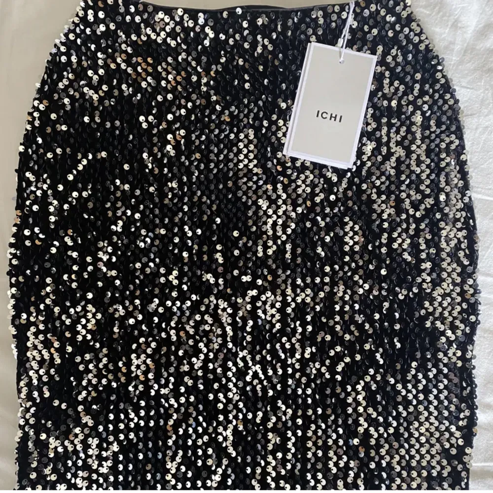  Supersnygg kjol med paljetter från ICHI😍 Passar perfekt till fest🎊✨🪩⭐️ NYPRIS 500kr, kjolen är aldrig använd endast provad med lapp och allting kvar!!😍💋. Kjolar.