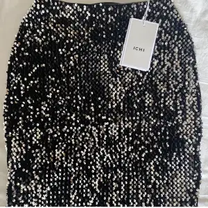  Supersnygg kjol med paljetter från ICHI😍 Passar perfekt till fest🎊✨🪩⭐️ NYPRIS 500kr, kjolen är aldrig använd endast provad med lapp och allting kvar!!😍💋