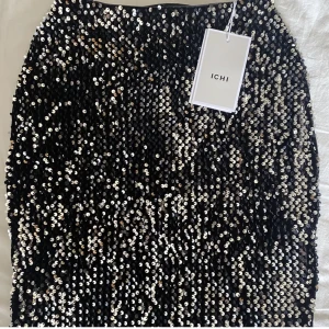 GLITTER KJOL -  Supersnygg kjol med paljetter från ICHI😍 Passar perfekt till fest🎊✨🪩⭐️ NYPRIS 500kr, !!😍💋