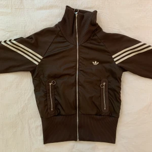 Adidas track top - Brun adidas kofta med dragkedja, fickor och mudd. Storlek 38🤘🏼👾
