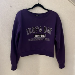 Lila tröja - Lila mag tröja från BikBok. Storlek S