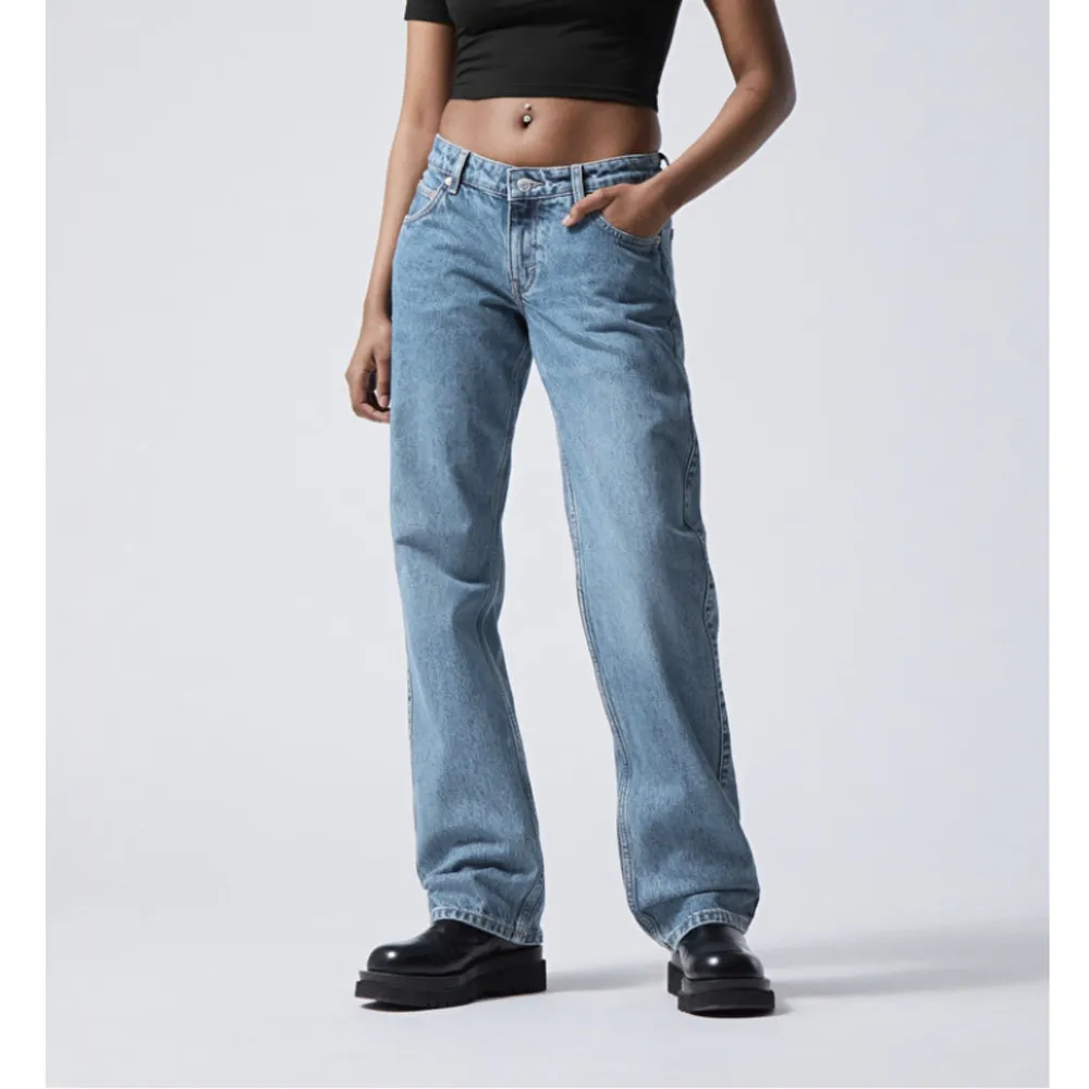 Säljer min arrow low waist jeans från weekday. Superfint sick, hör av dig vid funderingar💕. Jeans & Byxor.