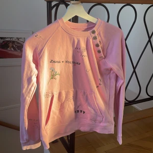 Zadig&Voltaire tröja  - Säljer min älskade Zadig tröja!! Den har inga defekter. Passar verkligen så bra till nästan allt💘 Och verkligen perfekt nu till hösten eftersom den är värmande❤️Lite större i strorleken🫶priset kan diskuteras! Hör bara av er vid frågor och funderingar❤️🙏
