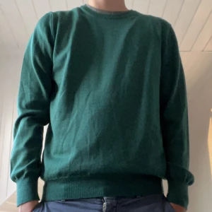  Merino pull over ifrån Gran Sasso - Sjukt snygg merinoulls tröja ifrån Gran sasso! Tröjan är i bra skick, jag skulle säga 9/10 pga den är använd vid få tillfällen. Den har ett litet hål på högra axeln, men är inget man lägger märke till. Original pris är 1495kr men mitt pris är 950kr.