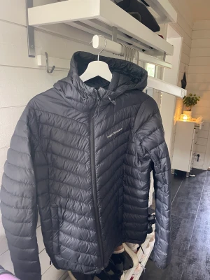 peak performance jacka - säljer nu min favorit jacka då jag köpt ny, jag har haft den 1 vinter/höst och skulle säga att jackan är i ett väldigt bra skick.😍 en varm jacka som kan användas både höst och vinter. jag köpte den för 2300 för typ ett år sen och har älskar den!!!
