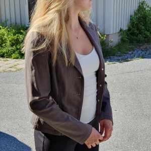 Brun kavaj i stretchigt material  - Skön kavaj från StreetOne Ricky .Passar hela året. Storlek 36. Jättfint skick. 