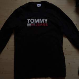 Säljer min fåtal använda Tommy Hilfiger tröja. Lite tunnare material, skön och snygg som passar till de mesta.  Hör av er vid funderingar👍