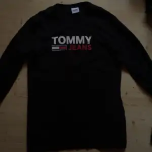 Säljer min fåtal använda Tommy Hilfiger tröja. Lite tunnare material, skön och snygg som passar till de mesta.  Hör av er vid funderingar👍