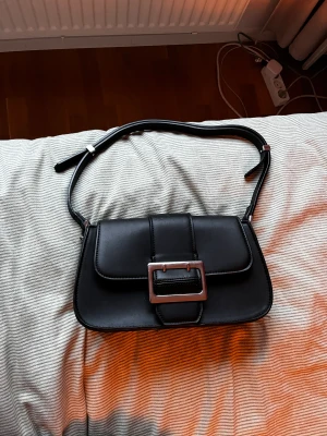 Väska  - En väska från zara. Snygg och elegant funkar till vardagar och fest, har varit rädd om den. Skriv om ni vill ha mer detaljer.😁  EJ FRI FRAKT 