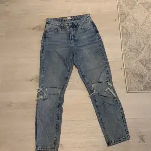 Fina jeans från Gina tricot använda några få gånger och kostar originellt 299kr 🩵 storlek 32, ps dom är ganska utsvängda 💗 dom har inga fejkfickor eller något sådant 👍🏼 bra längd och har bara ingen användning av dom 💗kontakta innan beslut om köp 🫶🏼