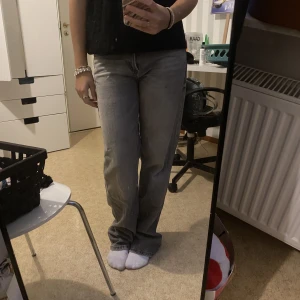 Zara mid jeans - Säljer zara mid jeans, använd fåtal gånger då dessa inte är min stil❤️lite långa på mig som är 165cm lång❤️