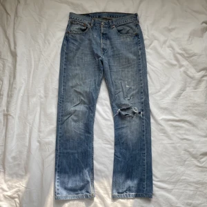 Vintage baggy lågmidjade Levis jeans - Vintage baggy levi’s lågmidjade jeans med hål på knät! Midjemått ca 40x2, innerbenslängd 75 (sitter längre ner då de är baggy). Inte säker på om jag vill sälja än. Säljs helst via köp nu 💋