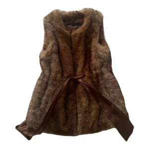 Pälsväst  - Brun pälväst från Zoul, passar perfekt nu till höst/vinter! Använd endast 1 gång av mig och i mycket bra skick💟⭐️