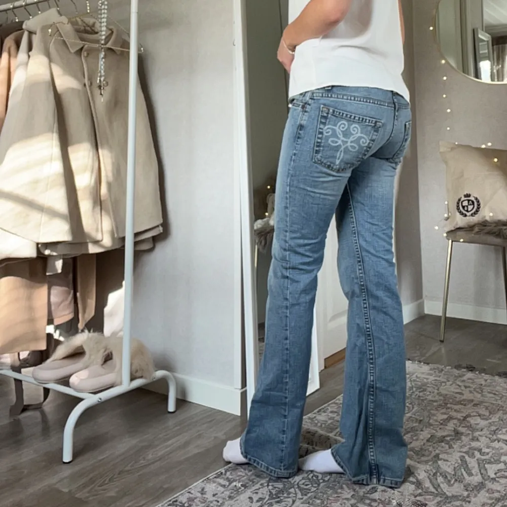 Säljer dessa super fina jeans som tyvärr är för små för mig, skriv för fler bilder!💗. Jeans & Byxor.