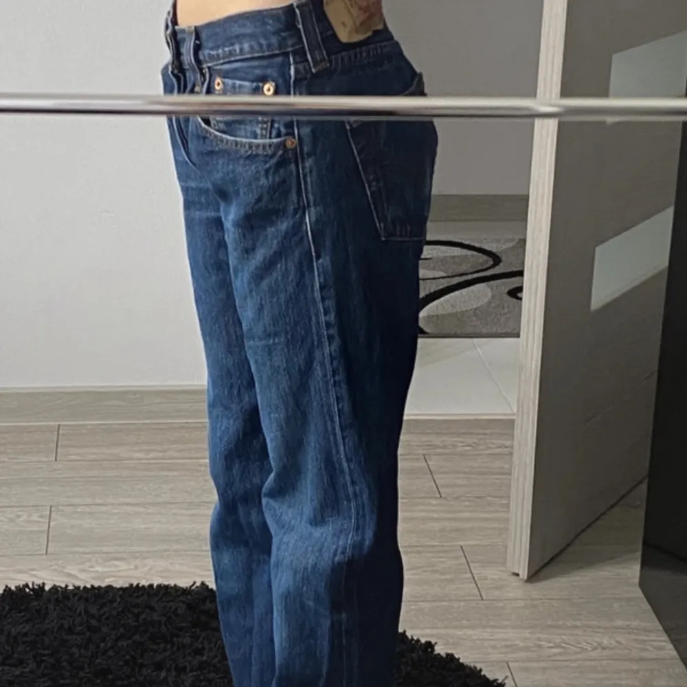 Lågmidjade mörkblå Levis 501, köpta second hand för några månader sedan, mycket sparsamt använda! Superfint skick💖29/32 Jag är 165 cm lång! . Jeans & Byxor.