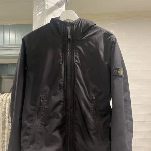 Stone island Jacka - Stone island jacka som säljes för att den är för liten. Perfekt vår/höst jacka. Kvitto finns tyvärr inte.   Skick på jackan 8/10 Om ni undrar något eller vill ha fler bilder så är det bara att höra av er 