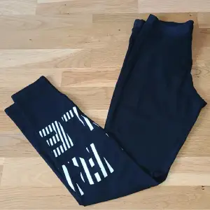 Leggings med tryck på ena benet, från H&M i storlek S. Kan fraktas men köparen står för frakten 💕