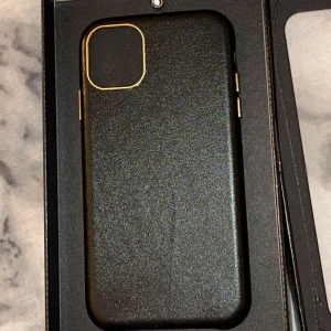 Mobilskal  - Jättefint läderskal med guld detaljer från Andersson till IPhone 11 men passar även till IPhone XR. Helt oanvänd 
