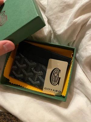 Goyard plånbok  - Säljer min goyard plånbok i toppskick!😊alla tillbehör hänger självklart med, skriv för mer bilder och info 