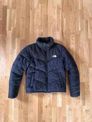 North Face Puffer jacket - Säljer min North Face puffer, använd 2 vintrar men inga synliga flaws, skick 7-8/10. Står small i men sitter som small-medium. Köptes för 2500kr 2020, säljer nu för 700kr!
