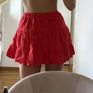Röd kjol - Jättefin röd kjol som fungerar som topp också! 