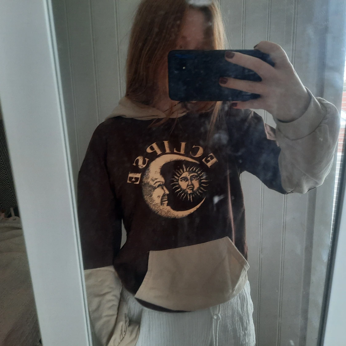 Brun hoodie med häftigt tryck