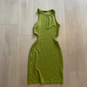 Grön klänning från beshka i storlek M